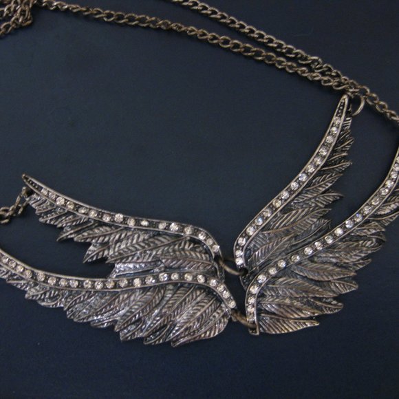 NWOT Guess rhinestone wing statement necklace - Picture 4 of 4